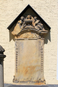 Grabplatte an der Kirche Liebertwolkwitz
