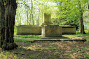 Grabdenkmal „St. Georgenkreuz“ im Schlosspark Lützschena