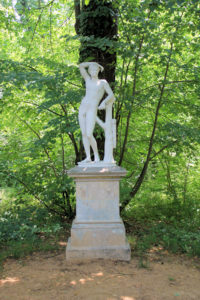 Statue des Appolino im Schlosspark Lützschena