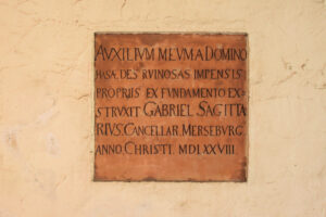 Inschrifttafel an der Domkurie Domstraße 4 in Merseburg