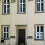 Merseburg, Domkurie „In acie ambitus“ (Portal)