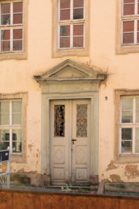 Portal am Wohnhaus Domstraße 9 in Merseburg