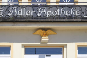 Hauszeichen an der Adler-Apotheke in Naumburg