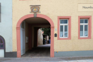 Portal und Hauszeichen Marienstraße 22 in Naumburg