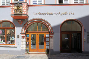 Portal und Hauszeichen an der Lorbeerbaum-Apotheke in Naumburg