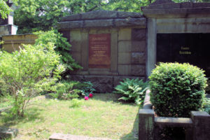 Grabmal der Familie Haubold auf dem Friedhof in Plagwitz