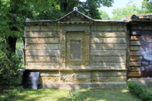 Grabmal der Familie Louis und Albin Löbe auf dem Friedhof in Plagwitz