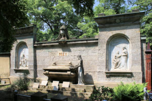 Grabmal der Familie Mey auf dem Friedhof in Plagwitz