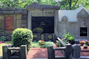 Grabmal der Familie Reichstein auf dem Friedhof in Plagwitz