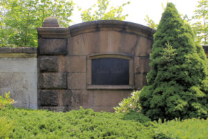 Grabmal der Familie Taubert auf dem Friedhof in Plagwitz