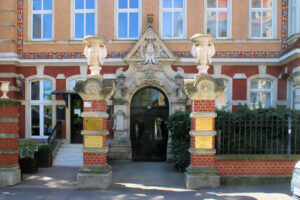 Portal am Wohnhaus Weißenfelser Straße 15 in Plagwitz