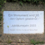 Gedenkstein vor dem Völkerschlachtdenkmal in Probstheida