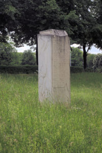 Gedenkstein vor dem Völkerschlachtdenkmal in Probstheida