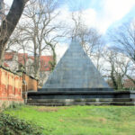 Abtnaundorf, Begräbnispyramide