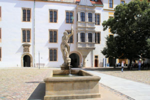 Neptunbrunnen im Hof des Schlosses Hartenfels in Torgau