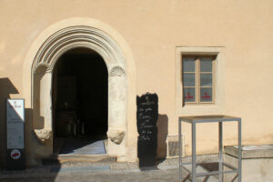 Portal im Hof des Augusteums in Wittenberg