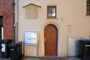 Portal und Inschrifttafel Kirchplatz 14 in Wittenberg