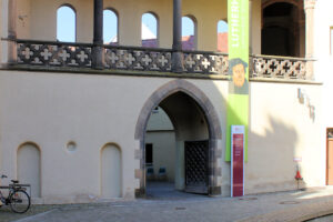 Portal am Verbindungsbau des Augusteums in Wittenberg