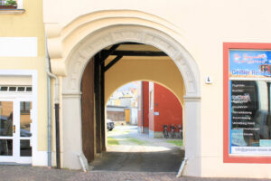 Portal der Durchfahrt Albert-Kuntz-Straße 4 in Wurzen