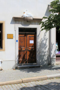 Portal der Schwanen-Apotheke in Zeitz