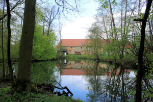 Wasserburg Hainspitz, Graben und Blick zum Rittergut