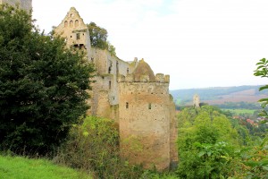 Rudelsburg, äußerer Bering, im Hintergrund die Burg Saaleck