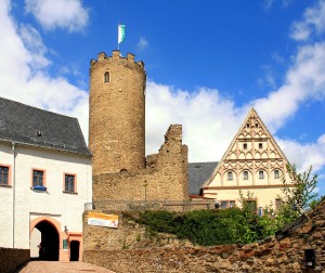 Burg Scharfenstein, Bergfried und Schmuckgiebel