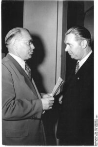 Fred Oelßner (links) 1951