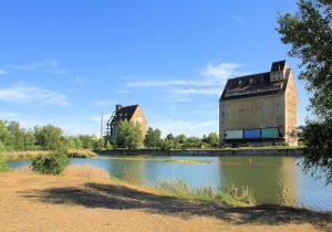 Lindenauer Hafen Leipzig, Hafenbecken mit Speichergebäuden