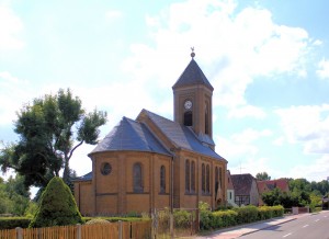 Zschadrass, Anstaltskirche (bei Leipzig) Zschadrass Zschadrass ist ein Ortsteil der Stadt Colditz im Südosten des Landkreises Leipzig. Der Ort liegt nahe der Zwickauer Mulde, südöstlich von Leipzig (ca. 54 km) zwischen Colditz (ca. 5 km) und Döbeln (ca. 25 km). Anstaltskirche Zschadrass Bauzeit 19. Jahrhundert, 1894 bis 1895 Baustil Historismus Bauherr - Baumeister / Architekt - Zustand Die Anstaltskirche in Zschadrass ist saniert. Heutige Nutzung sakral Zugang Die Anstaltskirche in Zschadrass ist eine Offene Kirche. Beschreibung Typus Die Anstaltskirche in Zschadrass ist eine Saalkirche. Baukörper Klinkerbau, stark eingezogener Chor mit 3/8-Schluss, Turmaufsatz über der Westvorhalle, ornamentales Blendwerk und Gesimse, Innenraum flachgedeckt Grabdenkmäler - Umfeld Die Anstaltskirche in Zschadrass in einem Park. Personen - Touristische Wege Durch Zschadrass führen keine überregionalen Rad- und Wanderwege. Der Mulderadweg an der Freiberger Mulde ist in Podelwitz nach ca. 3 km zu erreichen. Der Mulderadweg und der Muldewanderweg sind an der Zwickauer Mulde in Colditz nach ca. 2 km erreichbar. Sehenswertes in Zschadrass - Sonstige Informationen Anstaltskirche Zschadrass, Stadt Colditz , Landkreis Leipzig, Postleitzahl 04680