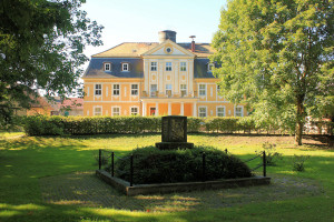 Rittergut Kitzen, Park mit Körner-Denkmal und Herrenhaus