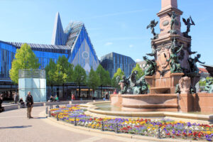 Universität und Mendebrunnen auf dem Augustusplatz in Leipzig