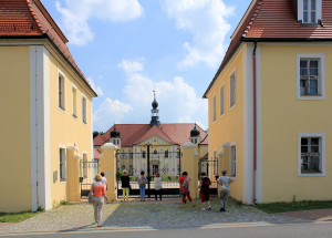 Die Exkursionsteilnehmer vor dem Schloss Hohenprießnitz