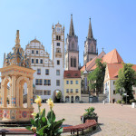 Neumarkt mit Brunnen, Rathaus und Stadtkirche