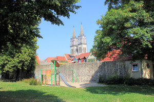 Zwingermauer und Stadtkirche in Oschatz