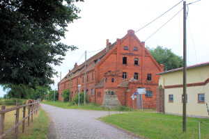Rittergut Adelwitz, Wirtschaftsgebäude und Hofzufahrt