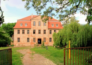 Schloss Audigast, das Dach ist dicht, die Fassade in Arbeit (Mai 2014)