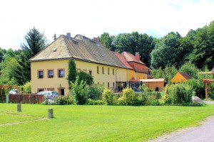 Rittergut Benndorf, Mägdehaus und Orangerie