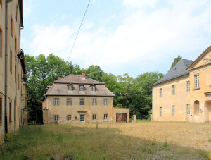 Schloss Crossen (Elster), Vorhof