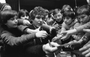 Frank Schöbel bei einer Autogrammstunde in Berlin, 1980