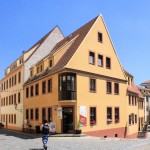 Freier Hof bei der Mauer des Franziskanerklosters