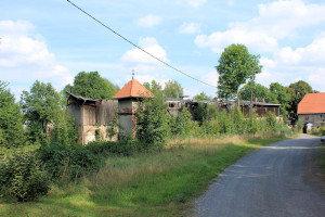 Rittergut Kleinwaltersdorf, Trafohaus und ruinöse Scheune