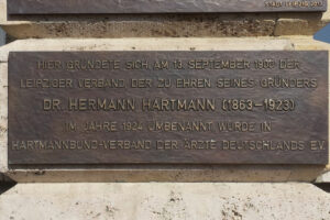 Gedenktafel für Hermann Hartmann am Markt in Leipzig