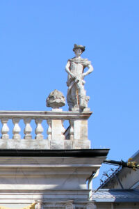 Statue auf der Alten Handelsbörse in Leipzig von Johann Caspar Sandtmann