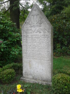 Der von Fritz Zalisz entworfene Grabstein für Walter Niemann auf dem Südfriedhof Leipzig