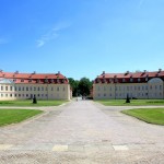 Jagdschloss Hubertusburg, Ehrenhof und Bedienstetengebäude