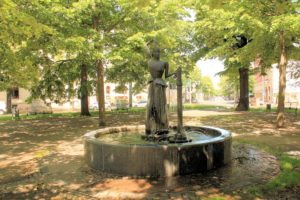 Brunnen tanzende Frau