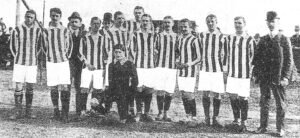 Adalbert Friedrich (3. v. r.) und Mitspieler, die den Kronprinzenpokal 1909 gewannen.