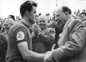 Walter Ulbricht gratuliert Hagen nach dem Gewinn der Friedensfahrt 1960