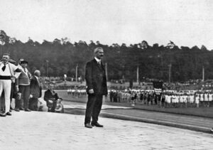 Georg Benedix bei der Eröffnung der I. Internationalen Arbeiterolympiade 1925